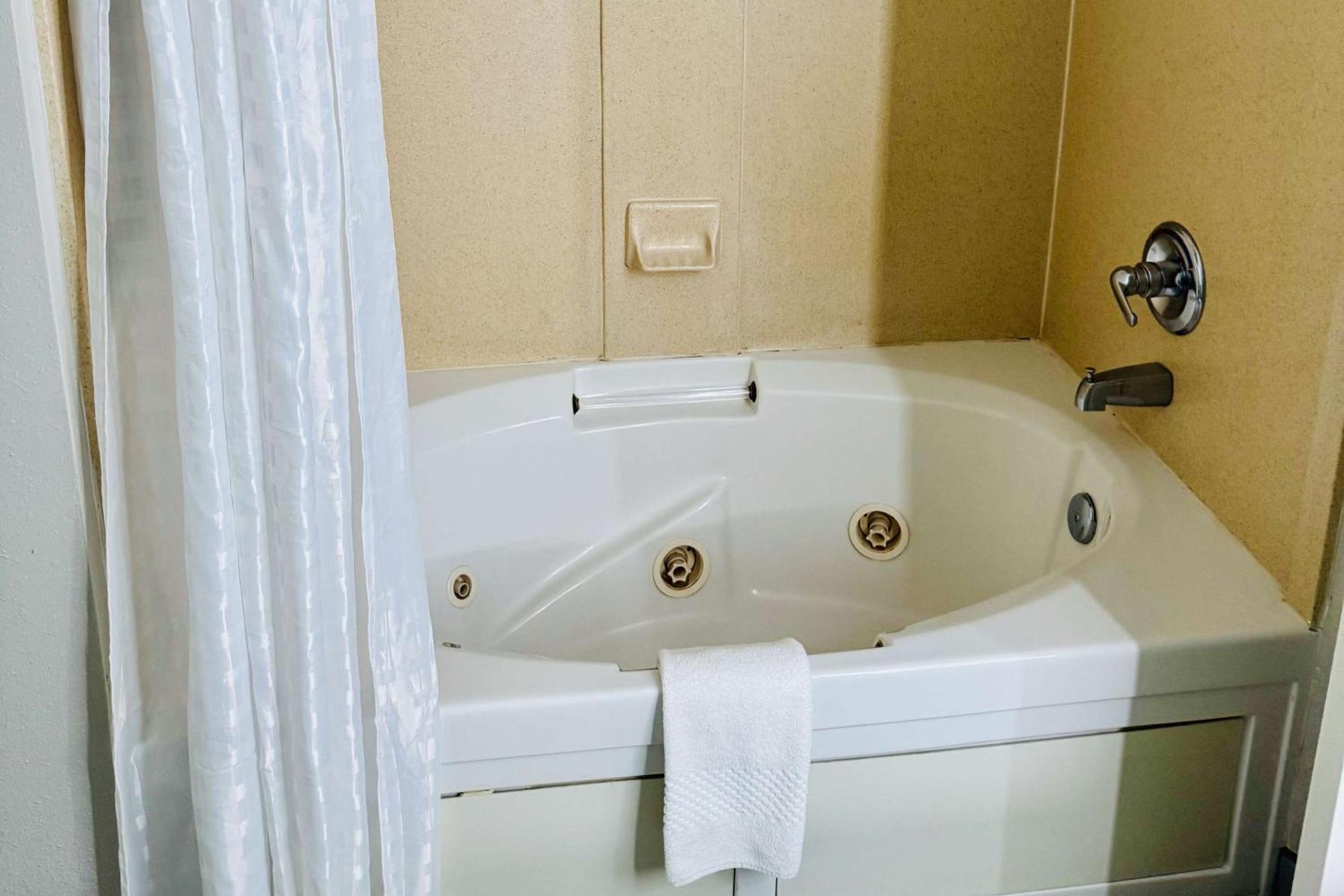 Clarion Pointe Albemarle Hotel Buitenkant foto